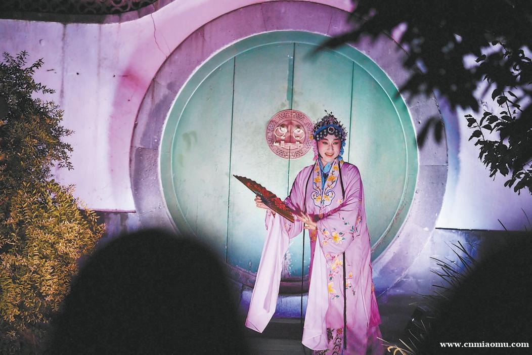 北京：北海公园“印·静心”夜游项目焕新亮相